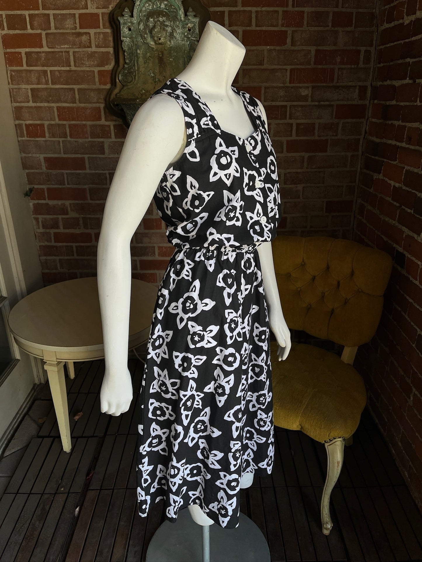 1980s Black Floral Crisp Cotton Dress