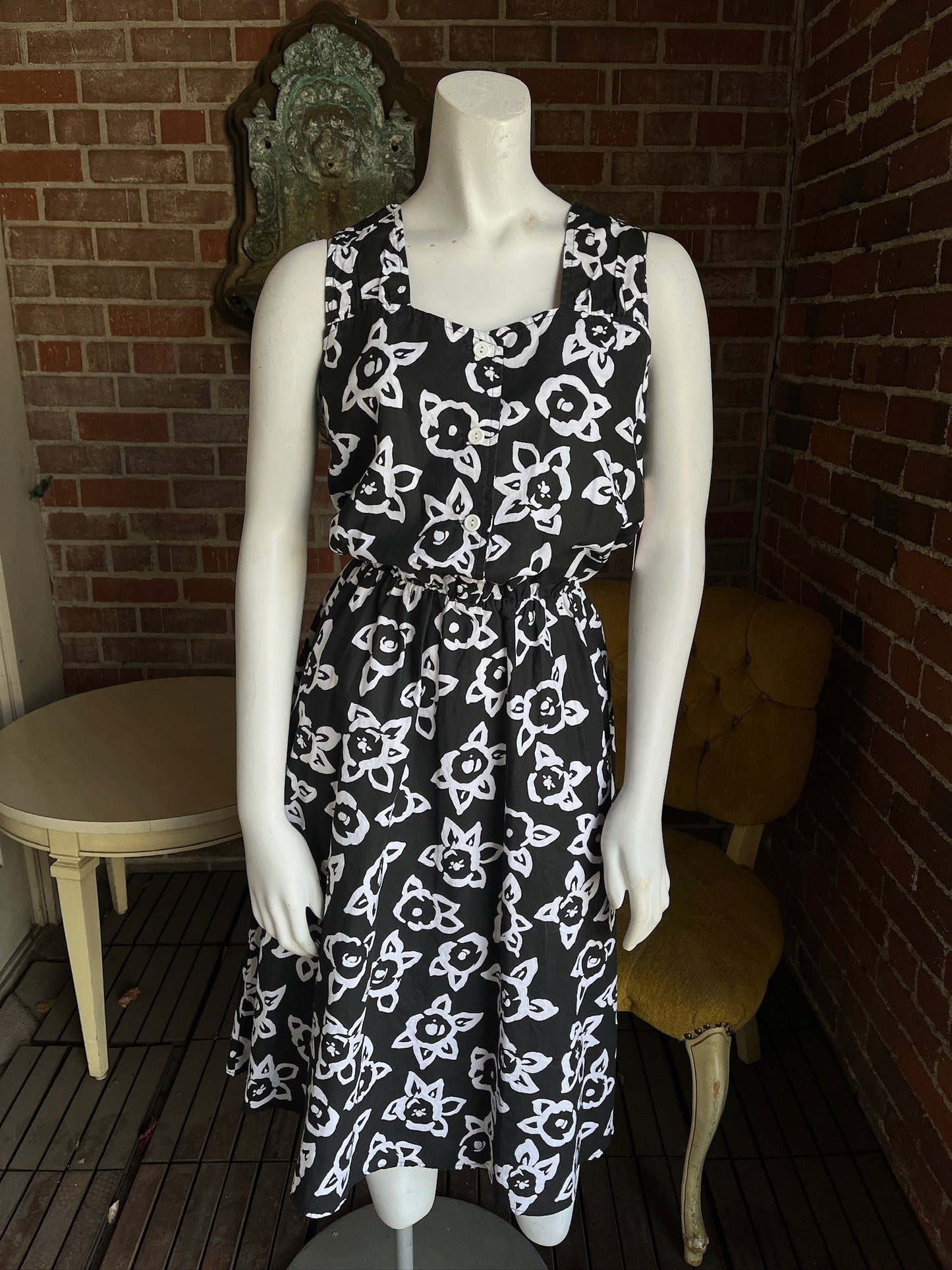 1980s Black Floral Crisp Cotton Dress